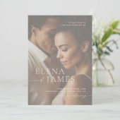 Elegantes Overlay Foto Elfenbeinhochzeit Einladung (Stehend Vorderseite)