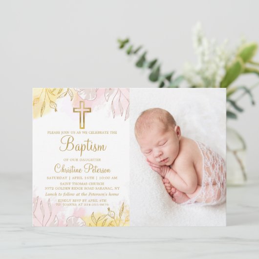 Elegantes Pastel Pink Gold Floral Girl Taufe Foto Einladung (Stehend Vorderseite)