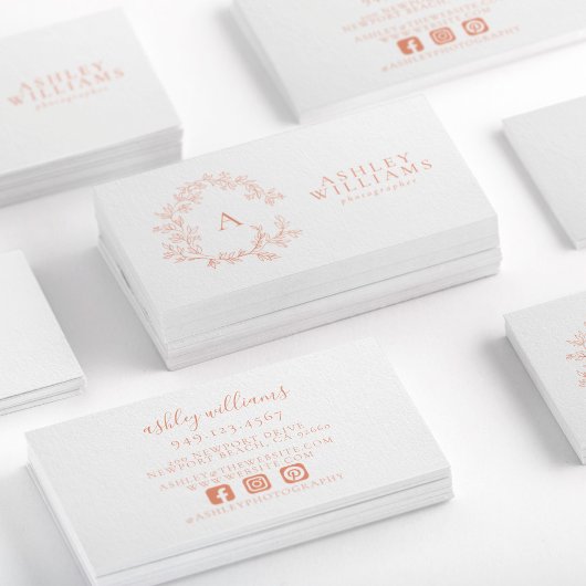 Elegantes Peach Monogram Floral Wappen Beruflich Visitenkarte