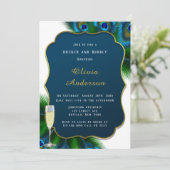 Elegantes Peacock Feathers Gold Brunch & Bubbly Einladung (Stehend Vorderseite)