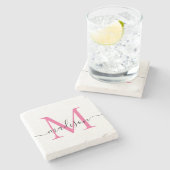 Elegantes Personalisiertes Monogram Script Magenta Steinuntersetzer (Seitenansicht)