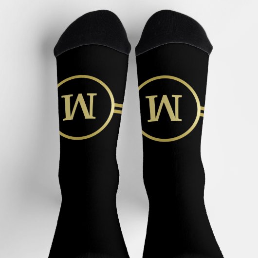 Elegantes, Personalisiertes Monogramm auf schwarz Socken (Oben)