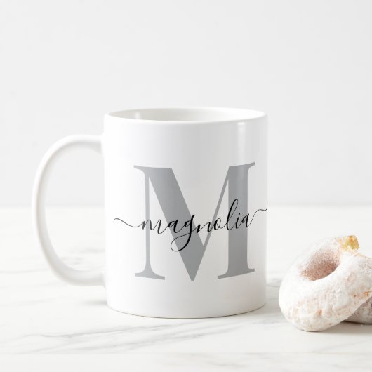 Elegantes personalisiertes Monogramm Grau Schwarz Kaffeetasse (Mit Donut)