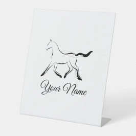 Elegantes Pferd in schwarzer Farbe Sockelschild