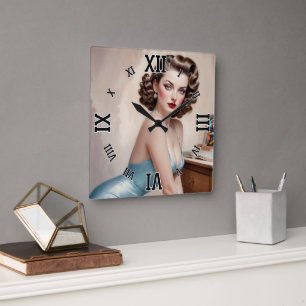 Elegantes Pin-Up-Girl-Schönheit in Satinblau-Kleid Quadratische Wanduhr
