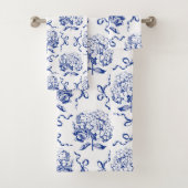 Elegantes Preppy Blue Hydrangea Bow Toile Muster Badhandtuch Set (Insitu)