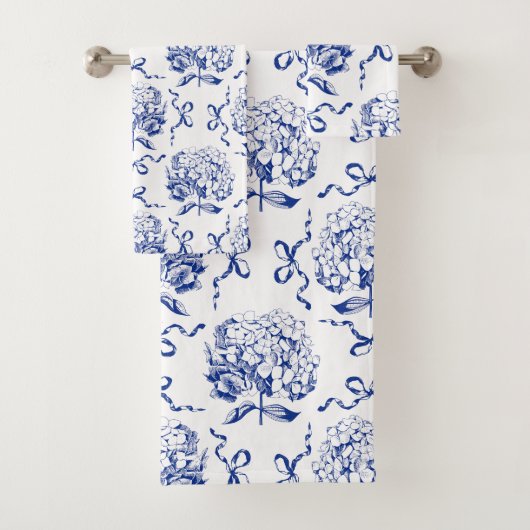 Elegantes Preppy Blue Hydrangea Bow Toile Muster Badhandtuch Set (Insitu)