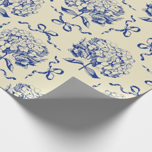 Elegantes Preppy Blue Toile Hydrangea Bow Muster Geschenkpapier (Ecke)