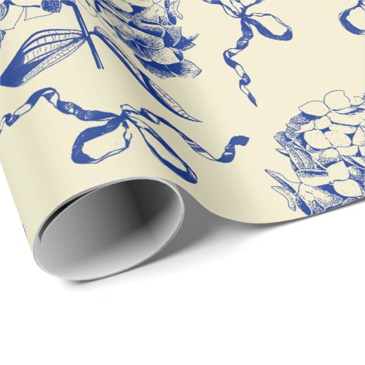 Elegantes Preppy Blue Toile Hydrangea Bow Muster Geschenkpapier (Rolleneckpunkt)