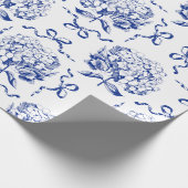 Elegantes Preppy Blue Toile Hydrangea Bow Muster Geschenkpapier (Ecke)