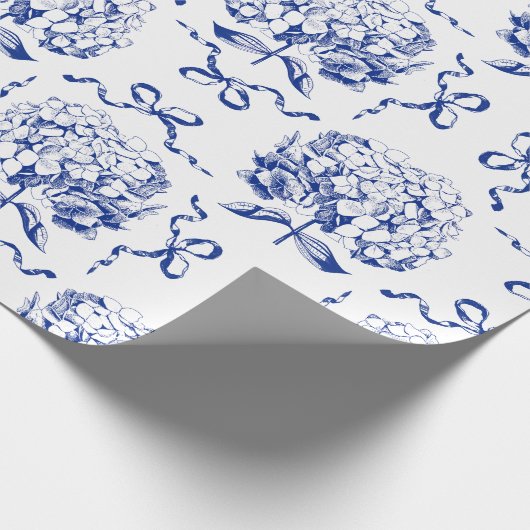 Elegantes Preppy Blue Toile Hydrangea Bow Muster Geschenkpapier (Ecke)