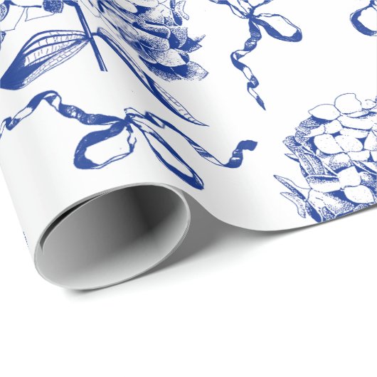 Elegantes Preppy Blue Toile Hydrangea Bow Muster Geschenkpapier (Rolleneckpunkt)