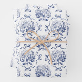 Elegantes Preppy Blue Toile Hydrangea Bow Muster Geschenkpapier Set (Beispiel)