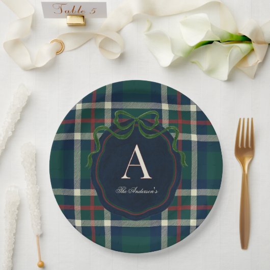 Elegantes Preppy-Karomuster Monogramm Weihnachten Pappteller (Hochzeit)