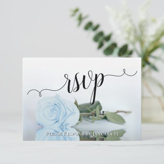 Elegantes Pulver Blau Reflektierende Rose Chic Wed RSVP Karte (Stehend Vorderseite)