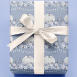 Elegantes Pumpkin-Muster | Dusty Blue Geschenkpapier<br><div class="desc">Ein süßes Kürbismuster mit blauen,  lila und weißen Blume darunter. Auf einem staubigen blauen Hintergrund leuchtet der String über Kürbis auf.</div>
