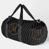 Elegantes, raffiniertes gestreiftes Monogramm Duffle Bag (Rechte Ecke)