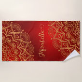 Elegantes Red and Gold Mandala Mit Monogramm Strandtuch (Vorderseite)