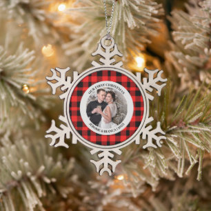 Elegantes Red Kariert First Christmas Couple Foto Schneeflocken Zinn-Ornament