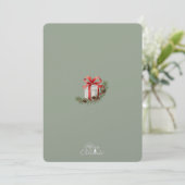Elegantes Red Ribbon Gift & Pine Holiday Design Dankeskarte (Stehend Vorderseite)