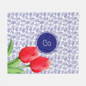 Elegantes Red Tulips Spring Floral Blue Monogram Fleecedecke (Vorderseite (Horizontal))