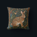 Elegantes Retro-Boho Kaninchenwald mit Blüte Kissen<br><div class="desc">Ein elegantes böhmisches, elegantes Kaninchenwerk, in dem die Pracht der Natur zeitlose Kunst trifft. Set vor einer üppigen Waldkulisse, dieses exquisite Stück besticht durch die ruhige Schönheit eines grünen Waldes, reich an faszinierenden Details der Flora und der mächtigen Bäume. Das braune Kaninchen beachtet seine Umgebung inmitten eines üppig blühenden Laub...</div>