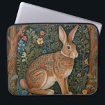Elegantes Retro-Boho Kaninchenwald mit Blüte Laptopschutzhülle<br><div class="desc">Ein elegantes böhmisches, elegantes Kaninchenwerk, in dem die Pracht der Natur zeitlose Kunst trifft. Set vor einer üppigen Waldkulisse, dieses exquisite Stück besticht durch die ruhige Schönheit eines grünen Waldes, reich an faszinierenden Details der Flora und der mächtigen Bäume. Das braune Kaninchen beachtet seine Umgebung inmitten eines üppig blühenden Laub...</div>