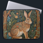 Elegantes Retro-Boho Kaninchenwald mit Blüte Laptopschutzhülle<br><div class="desc">Ein elegantes böhmisches, elegantes Kaninchenwerk, in dem die Pracht der Natur zeitlose Kunst trifft. Set vor einer üppigen Waldkulisse, dieses exquisite Stück besticht durch die ruhige Schönheit eines grünen Waldes, reich an faszinierenden Details der Flora und der mächtigen Bäume. Das braune Kaninchen beachtet seine Umgebung inmitten eines üppig blühenden Laub...</div>