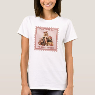 Elegantes Retro-Mädchen staubige rosa Rosen lesen T-Shirt
