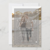 Elegantes romantisches Drehbuch Foto Hochzeit Einladung (Vorderseite)