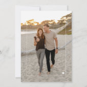 Elegantes romantisches Drehbuch Foto Hochzeit Einladung (Rückseite)