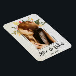 Elegantes romantisches Foto mit Blumenschrift Magnet<br><div class="desc">Elegantes Romantisches Blumenschrift-Foto Hochzeitsmagnet. Ideal für eine Blumenhochzeit . Das Design hat Platz, um Ihr Lieblings-Foto mit floralem Hintergrund und Bogen mit Hochzeitstag geschrieben in einem eleganten formalen Schriftart hinzuzufügen. Ein Geschenk oder eine Gastgeschenk Hochzeit für Freunde und Familie. Schöne romantische pfirsichgelbe blühende Gastgeschenke Hochzeiten . schlichte und elegante florale...</div>