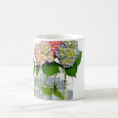 Elegantes rosa blaues grünes Hydrangea Kaffeetasse (Mittel)