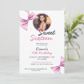 Elegantes Rosa Bow Coquette Foto Sweet 16 Birthday Einladung (Stehend Vorderseite)