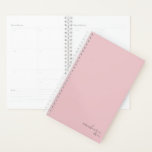 Elegantes Rosa Einfach Minimalistisch Personalisie Planer<br><div class="desc">Dusty Blush Pink Elegant Einfaches Minimalistisches Personalisiertes Notebook mit Ihrem Namen und Jahr in modernen Drehbüchern. Unser Planer ist hier, um Ihnen zu helfen, Ihre Ziele zu erreichen. Es bietet eine Möglichkeit, organisiert bleibe und über Ihr Leben nachzudenken. Mit einem einfachen undatierten Design können Sie diesen Planer für jeden Anlass...</div>