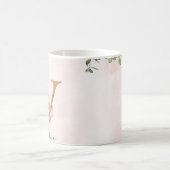 Elegantes Rosa Floral Monogram V Kaffeemaschine Ta Kaffeetasse (Mittel)