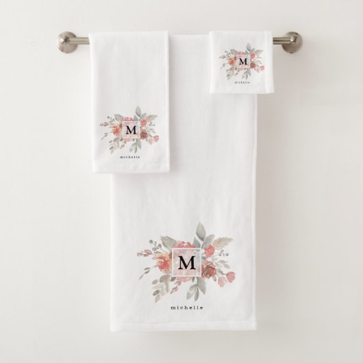Elegantes Rosa Floral Monogramm Badhandtuch Set (Insitu)