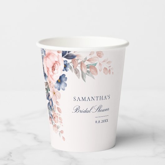 Elegantes rosa, florales Script-Brautparty Pappbecher (Rückseite)