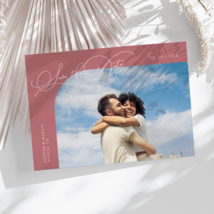 Elegantes rosa gebogenes Rahmenfoto mit Schrift Save The Date