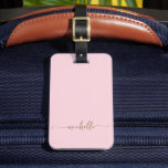 Elegantes rosa Goldkalligrafie Monogram Name Scrip Gepäckanhänger<br><div class="desc">Elegante moderne schicke Gold Monogram Name Signature Script Custom Personalisiert Blush Pink Gepäcktasche Tag. Dieses zarte Design mit individuelle Name in einer kursiven Handschrift Swash Schwanz Schriftart Kalligraphie (oder Typografie) und der Kontakt Info Text (hinten) in Gold auf rot rosa oder babypsa Farbe Hintergrund. Diese sind einfach zu anpassen. Stilvolles...</div>