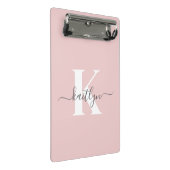 Elegantes Rosa-Hauch-Grau-Script-Monogramm Mini Klemmbrett (Schrägansicht)