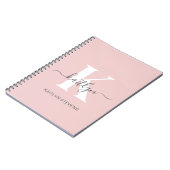 Elegantes Rosa-Hauch-Grau-Script-Monogramm Notizblock (Linke Seite)