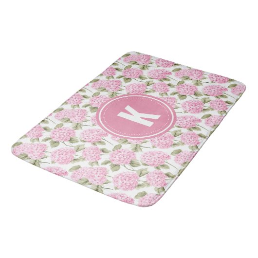 Elegantes rosa Hydragea-Blume Muster Monogramm Badematte (Schrägansicht)