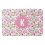 Elegantes rosa Hydragea-Blume Muster Monogramm Badematte (Vorderseite)