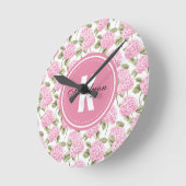 Elegantes rosa Hydragea-Blume Muster Monogramm Runde Wanduhr (Winkel)