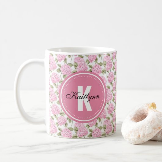 Elegantes rosa Hydrangeen-Blumenmuster-Monogramm Kaffeetasse (Mit Donut)