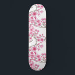 Elegantes rosa Kirschblossom Wasserfarben Skateboard<br><div class="desc">Dieses elegante, künstlerische und mädchenhafte Muster ist perfekt für die Sommer- oder Frühjahrssaison. Es verfügt über handbemaltes Rosa, Beerenrosa, helles Rot und staubige braune japanische Kirschblüten, Blume, Blüten und Äste auf einem schlichten, weißen Hintergrund. Es ist hübsch, modern, süß, einzigartig, trendig und originell. Stilisieren Sie mit handgemalten Drucken des Künstlers...</div>