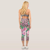 Elegantes rosa Leopard Print und Blumendesign Capri Leggings (Rückseite)