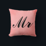 Elegantes rosa Pergament Mr. and Mrs. Kissen<br><div class="desc">Fügen Sie Ihrem Zuhause dekorative Eheglücke mit elegantem rosa Pergament "Mr. and Mrs." hinzu. Kissen.  Mit "Mr." in kursivem,  schwarzem Schriftart,  einem hübschen rosa Pergament-Design,  können Sie dieses Kissen nach Belieben anpassen.</div>