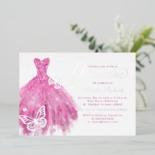 Elegantes rosa Silberschmetterlingskleid Quinceane Folieneinladung (Stehend vorne)